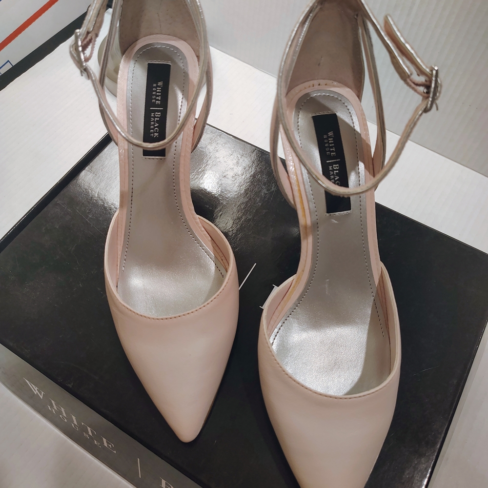 White House Black Market Women's Pump's.